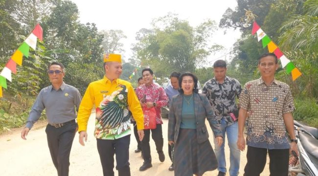 BERSAMA : Anggota DPRD Kabupaten Gumas Rayaniatie Djangkan (dua dari kanan) ketika jalan bersama dengan Bupati Gumas Jaya Samaya Monong dalam suatu kegiatan, belum lama ini.
