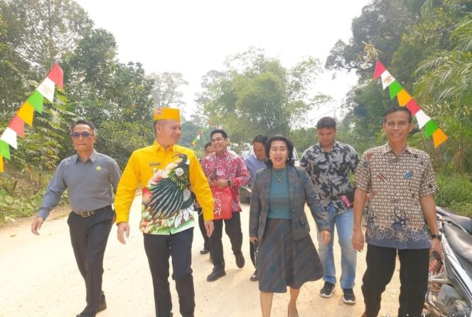 
					BERSAMA : Anggota DPRD Kabupaten Gumas Rayaniatie Djangkan (dua dari kanan) ketika jalan bersama dengan Bupati Gumas Jaya Samaya Monong dalam suatu kegiatan, belum lama ini.