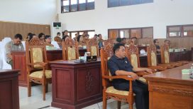 PARIPURNA : Anggota DPRD Kabupaten Gumas Charles Frengki ketika menghadiri rapat paripurna DPRD setempat, belum lama ini.