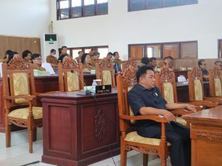 PARIPURNA : Anggota DPRD Kabupaten Gumas Charles Frengki ketika menghadiri rapat paripurna DPRD setempat, belum lama ini.