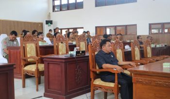 PARIPURNA : Anggota DPRD Kabupaten Gumas Charles Frengki ketika menghadiri rapat paripurna DPRD setempat, belum lama ini.
