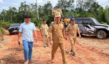 TINJAU : Anggota DPRD Kabupaten Gumas Herda (ujung kiri) bersama Bupati Jaya Samaya Monong, ketika meninjau pemeliharaan ruas jalan dari Desa Tumbang Kuayan menuju Tumbang Malahoi, pekan lalu.