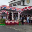 BACAKAN : Ketua DPRD Kabupaten Gumas Binartha ketika membacakan teks proklamasi, pada upacara penaikan bendera merah putih memperingati HUT ke-80 RI tahun 2025, di halaman kantor bupati, Minggu, 17 Agustus 2025