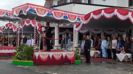 BACAKAN : Ketua DPRD Kabupaten Gumas Binartha ketika membacakan teks proklamasi, pada upacara penaikan bendera merah putih memperingati HUT ke-80 RI tahun 2025, di halaman kantor bupati, Minggu, 17 Agustus 2025