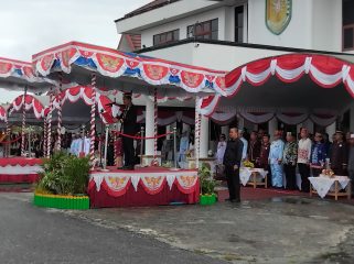 BACAKAN : Ketua DPRD Kabupaten Gumas Binartha ketika membacakan teks proklamasi, pada upacara penaikan bendera merah putih memperingati HUT ke-80 RI tahun 2025, di halaman kantor bupati, Minggu, 17 Agustus 2025