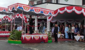 BACAKAN : Ketua DPRD Kabupaten Gumas Binartha ketika membacakan teks proklamasi, pada upacara penaikan bendera merah putih memperingati HUT ke-80 RI tahun 2025, di halaman kantor bupati, Minggu, 17 Agustus 2025