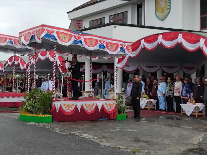 
					BACAKAN : Ketua DPRD Kabupaten Gumas Binartha ketika membacakan teks proklamasi, pada upacara penaikan bendera merah putih memperingati HUT ke-80 RI tahun 2025, di halaman kantor bupati, Minggu, 17 Agustus 2025