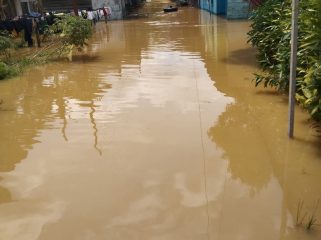 BANJIR : Sejumlah rumah warga terendam banjir akibat intensitas hujan tinggi dan meluapnya Sungai Kahayan, di Kelurahan Tewah, Kecamatan Tewah, Jumat, 22 Agustus 2025.