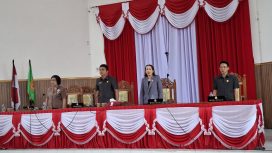 RAPAT PARIPURNA : Ketua DPRD Kabupaten Gumas Binartha (dua dari kiri) ketika memimpin rapat paripurna DPRD setempat, Senin, 25 Agustus 2025