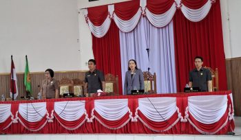 RAPAT PARIPURNA : Ketua DPRD Kabupaten Gumas Binartha (dua dari kiri) ketika memimpin rapat paripurna DPRD setempat, Senin, 25 Agustus 2025