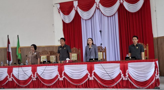 RAPAT PARIPURNA : Ketua DPRD Kabupaten Gumas Binartha (dua dari kiri) ketika memimpin rapat paripurna DPRD setempat, Senin, 25 Agustus 2025