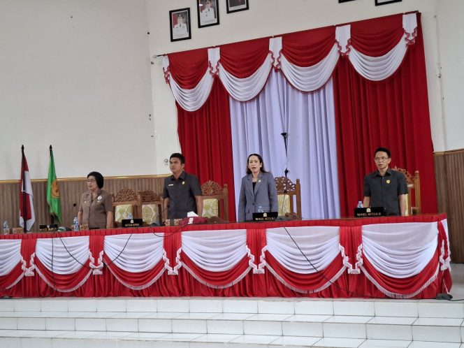 
					RAPAT PARIPURNA : Ketua DPRD Kabupaten Gumas Binartha (dua dari kiri) ketika memimpin rapat paripurna DPRD setempat, Senin, 25 Agustus 2025