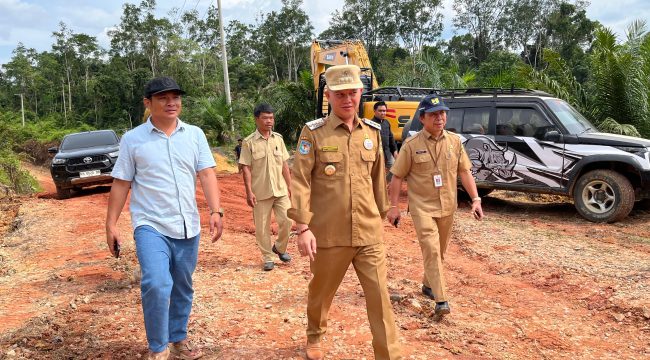 TINJAU : Anggota DPRD Kabupaten Gumas Herda (ujung kiri) bersama Bupati Jaya Samaya Monong, ketika meninjau pemeliharaan ruas jalan dari Desa Tumbang Kuayan menuju Tumbang Malahoi, pekan lalu.