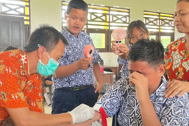 
					SUNTIK : Pegawai Puskesmas Tampang Tumbang Anjir saat melakukan pemeriksaan kesehatan gratis dengan menyuntik salah satu peserta didik SMPN 4 Kurun, pekan lalu.