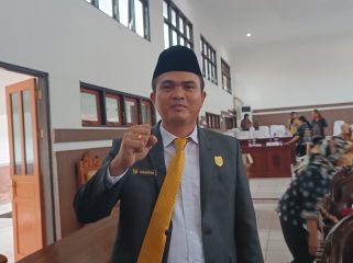 FOTO : Ketua DPRD Kabupaten Gunung Mas Binartha
