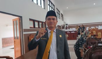 FOTO : Ketua DPRD Kabupaten Gunung Mas Binartha