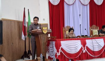 SAMPAIKAN : Juru Bicara Fraksi Partai Golkar DPRD Kabupaten Gumas Herbert Y Asin menyampaikan pandangan umum atas pidato pengantar Bupati terhadap Raperda tentang Perubahan APBD tahun 2025, pada rapat paripurna ke-2 masa persidangan I tahun sidang 2025, Senin, 25 Agustus 2025 siang.