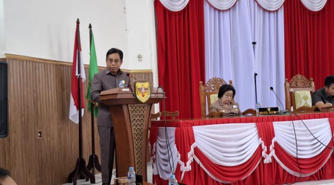 SAMPAIKAN : Juru Bicara Fraksi Partai Golkar DPRD Kabupaten Gumas Herbert Y Asin menyampaikan pandangan umum atas pidato pengantar Bupati terhadap Raperda tentang Perubahan APBD tahun 2025, pada rapat paripurna ke-2 masa persidangan I tahun sidang 2025, Senin, 25 Agustus 2025 siang.