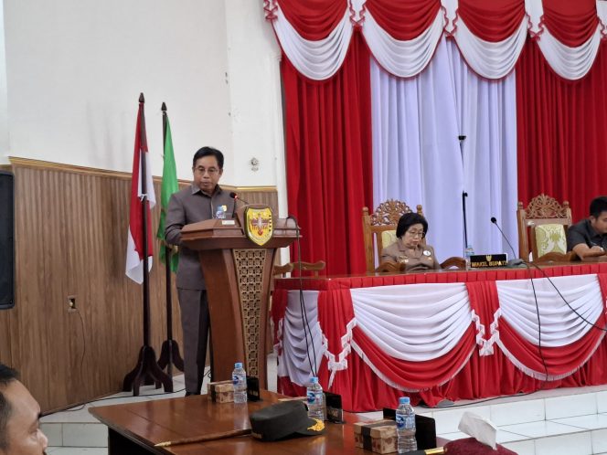 
					SAMPAIKAN : Juru Bicara Fraksi Partai Golkar DPRD Kabupaten Gumas Herbert Y Asin menyampaikan pandangan umum atas pidato pengantar Bupati terhadap Raperda tentang Perubahan APBD tahun 2025, pada rapat paripurna ke-2 masa persidangan I tahun sidang 2025, Senin, 25 Agustus 2025 siang.