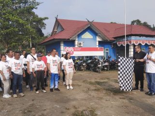 MELEPAS : Sekda Gumas Richard ketika melepas para peserta jalan santai keluarga besar Perumdam Maruang Duhung, dalam memperingati HUT ke-80 Kemerdekaan RI tahun 2025, Jumat, 29 Agustus 2025.