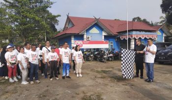 MELEPAS : Sekda Gumas Richard ketika melepas para peserta jalan santai keluarga besar Perumdam Maruang Duhung, dalam memperingati HUT ke-80 Kemerdekaan RI tahun 2025, Jumat, 29 Agustus 2025.