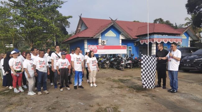 MELEPAS : Sekda Gumas Richard ketika melepas para peserta jalan santai keluarga besar Perumdam Maruang Duhung, dalam memperingati HUT ke-80 Kemerdekaan RI tahun 2025, Jumat, 29 Agustus 2025.