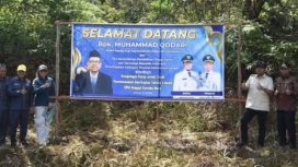 FOTO : Kepala Staf Kepresidenan RI, Muhammad Qodari bersama jajaran foto bersama di lokasi pembangunan program pendidikan.