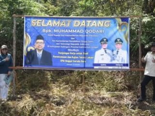 FOTO : Kepala Staf Kepresidenan RI, Muhammad Qodari bersama jajaran foto bersama di lokasi pembangunan program pendidikan.