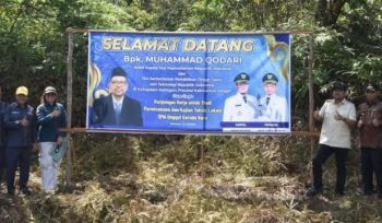 FOTO : Kepala Staf Kepresidenan RI, Muhammad Qodari bersama jajaran foto bersama di lokasi pembangunan program pendidikan.