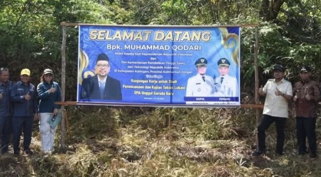 FOTO : Kepala Staf Kepresidenan RI, Muhammad Qodari bersama jajaran foto bersama di lokasi pembangunan program pendidikan.