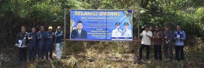 
					FOTO : Kepala Staf Kepresidenan RI, Muhammad Qodari bersama jajaran foto bersama di lokasi pembangunan program pendidikan.