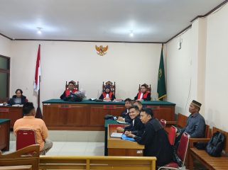 FOTO : Suasana saat jalannya sidang di PN Kasongaan.