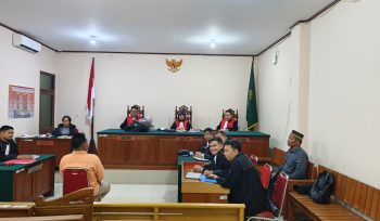 FOTO : Suasana saat jalannya sidang di PN Kasongaan.