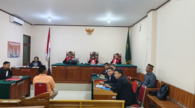 FOTO : Suasana saat jalannya sidang di PN Kasongaan.