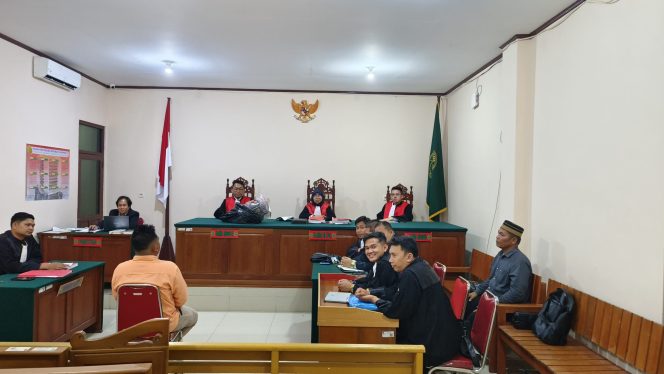 
					FOTO : Suasana saat jalannya sidang di PN Kasongaan.