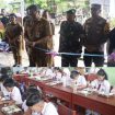 FOTO : Pj Sekda Christian Rain, saat pelaksanaan peresmian SPPG dan meninjau langsung pelaksanaan program di sekolah-sekolah.