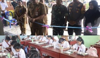 FOTO : Pj Sekda Christian Rain, saat pelaksanaan peresmian SPPG dan meninjau langsung pelaksanaan program di sekolah-sekolah.
