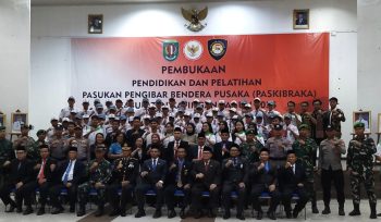FOTO : Suasana foto bersama Wakil Bupati Firdaus dan jajaran foto bersama dengan peserta Diklat Paskibraka.
