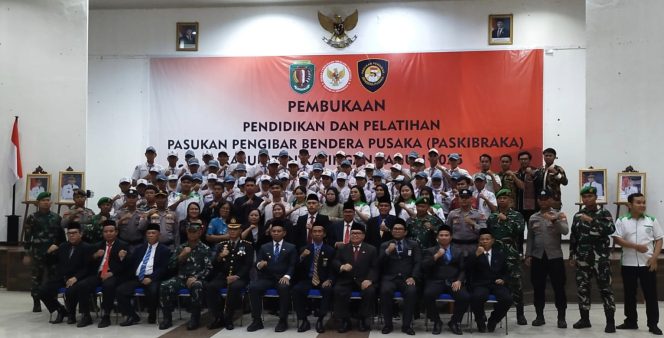 
					FOTO : Suasana foto bersama Wakil Bupati Firdaus dan jajaran foto bersama dengan peserta Diklat Paskibraka.