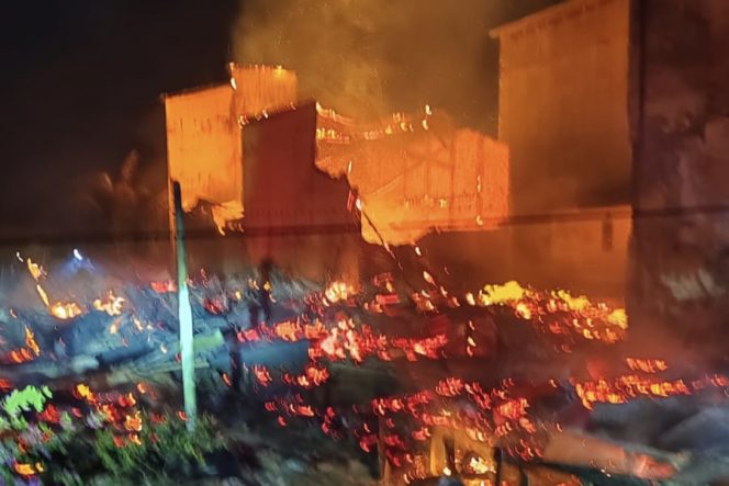 
					FOTO : Kondisi kebakaran di Desa Tewang Kampung, Kecamatan Mendawai.