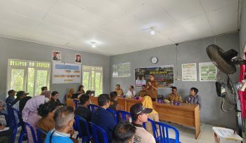 FOTO : Kepala DLH Kabupaten Katingan, Yobie Sandra, saat membuka Sosialisasi Tindak Lanjut Implementasi RPPEG, di Balai Dusun Hampangen Desa Luwuk Kanan.
