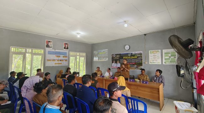 FOTO : Kepala DLH Kabupaten Katingan, Yobie Sandra, saat membuka Sosialisasi Tindak Lanjut Implementasi RPPEG, di Balai Dusun Hampangen Desa Luwuk Kanan.