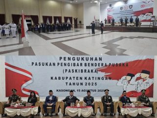 FOTO : 48 Anggota Paskibraka saat prosesi pengukuhan oleh Bupati Katingan Saiful.

