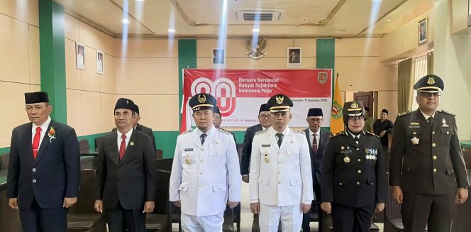 
					FOTO : Bupati dan Wakil Bupati Katingan serta jajaran saat ikuti upacara HUT RI.