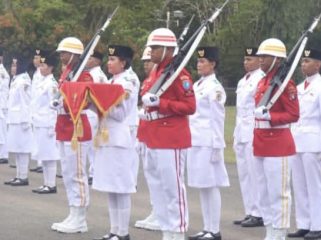 FOTO : Suasana upacara penurunan Merah putih pada HUT RI, di halaman kantor Bupati.