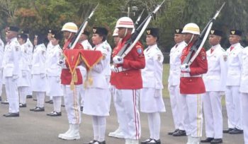 FOTO : Suasana upacara penurunan Merah putih pada HUT RI, di halaman kantor Bupati.