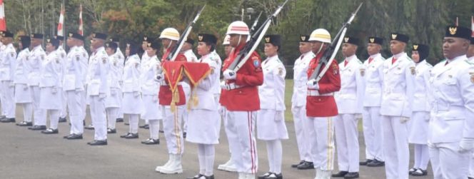 
					FOTO : Suasana upacara penurunan Merah putih pada HUT RI, di halaman kantor Bupati.