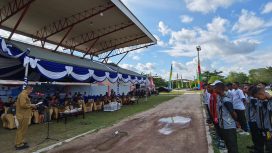 FOTO : Pj Sekda Katingan saat membuka kegiatan turnamen sepak bola, di stadion Sport Center Kasongan.
