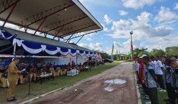 FOTO : Pj Sekda Katingan saat membuka kegiatan turnamen sepak bola, di stadion Sport Center Kasongan.
