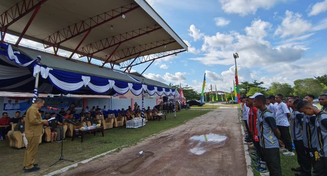 
					FOTO : Pj Sekda Katingan saat membuka kegiatan turnamen sepak bola, di stadion Sport Center Kasongan.
